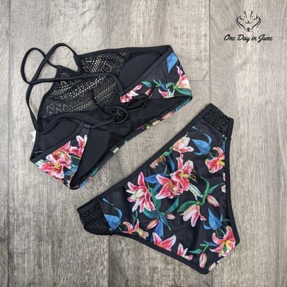 Alove High Neck Crochet Bikini Swimsuit Size M - Picture 2 of 2